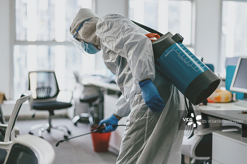 医生在办公室消毒图片素材