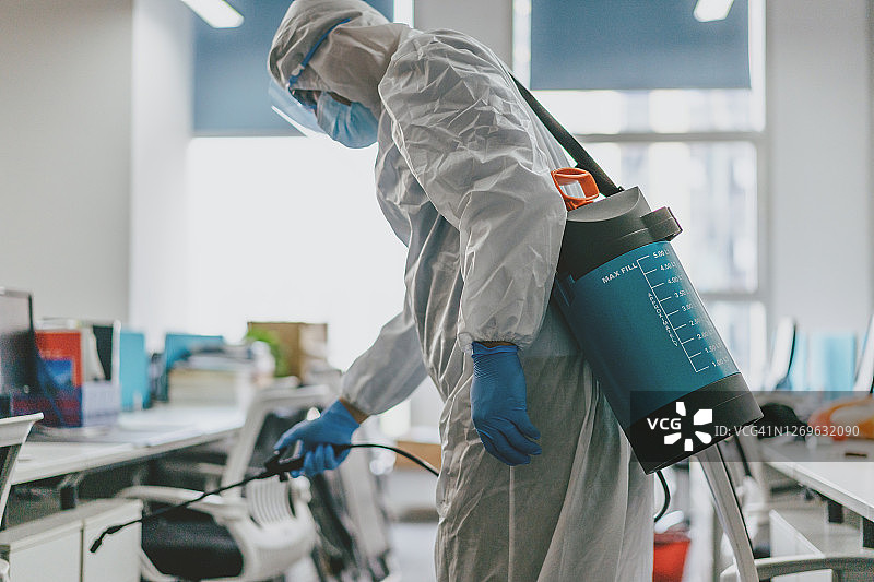 医生在办公室消毒图片素材