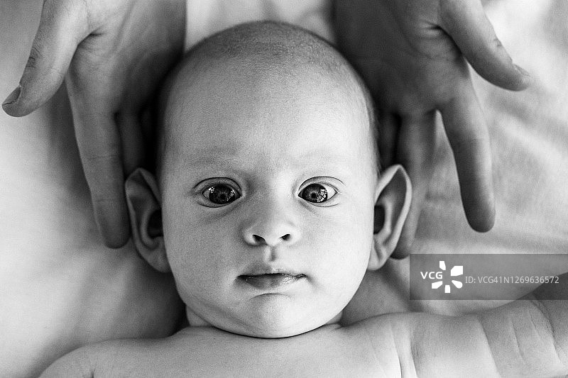 有趣的男婴黑白肖像图片素材