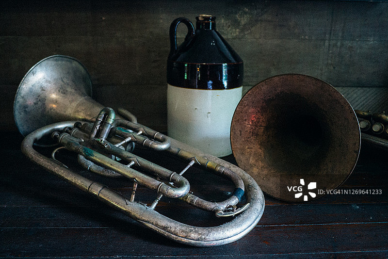 木桌上的旧喇叭和瓶子图片素材