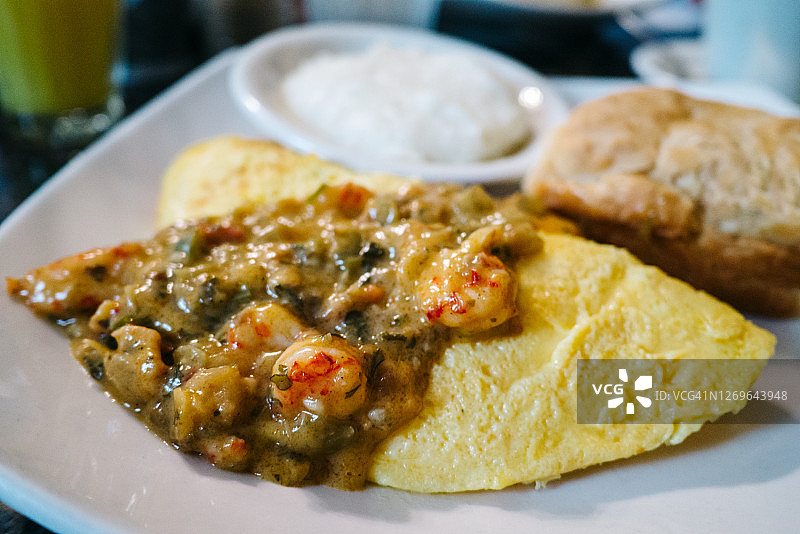 三蛋欧姆蛋配虾仁酱汁与面包图片素材