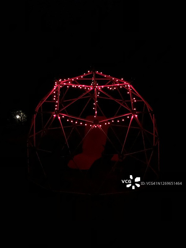 红色灯光下的球形穹顶电影夜景图片素材