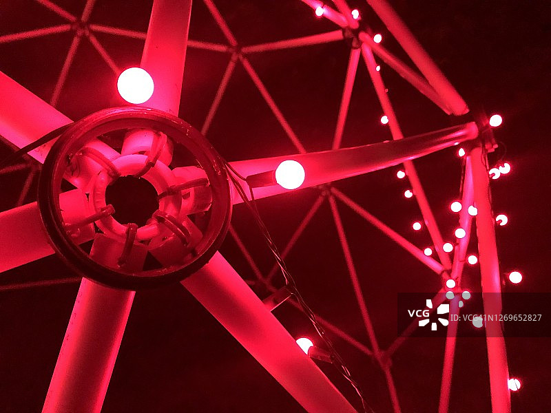 花园里带有红色霓虹灯的夜间电影穹顶图片素材