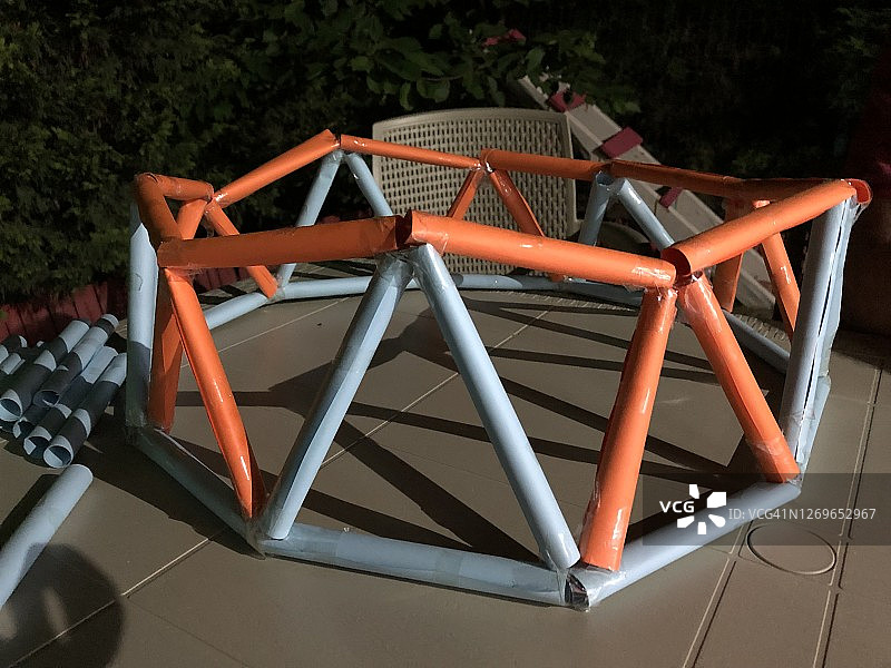 在花园制作网格圆顶建筑模型图片素材