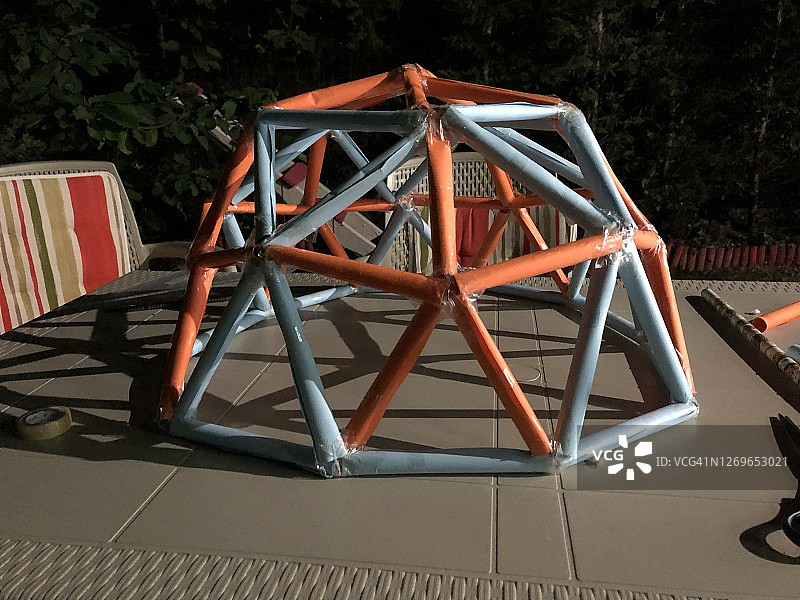 在花园制作网格圆顶建筑模型图片素材