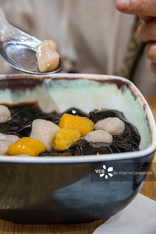 搭配波霸、芋头和地瓜圆的爱玉冻图片素材