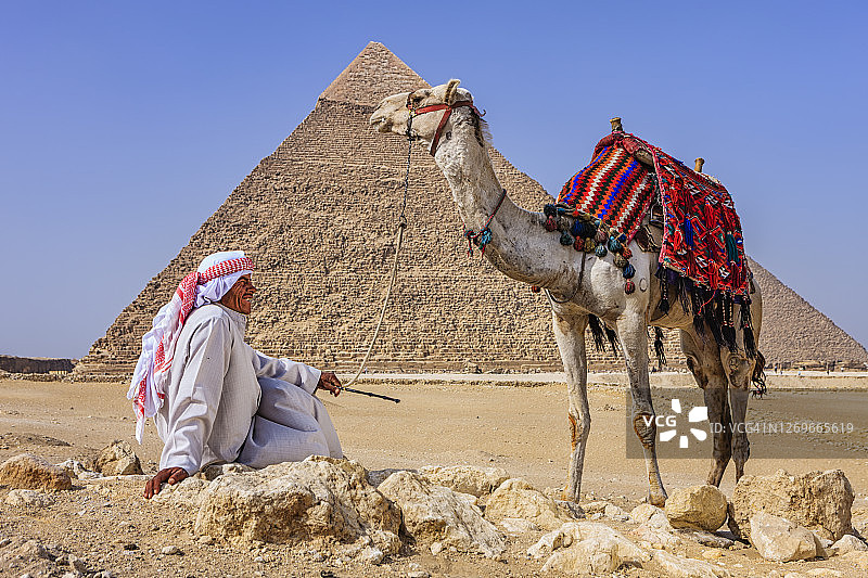 贝都因人和埃及吉萨金字塔图片素材