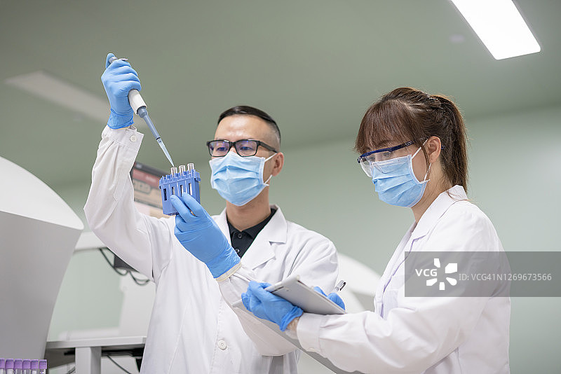 两位年轻医生在实验室里图片素材