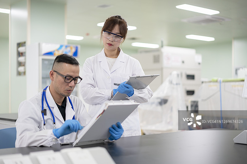 两位年轻医生在实验室讨论图片素材