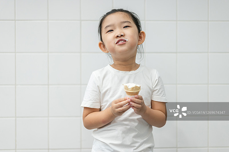手拿冰淇淋的小女孩图片素材
