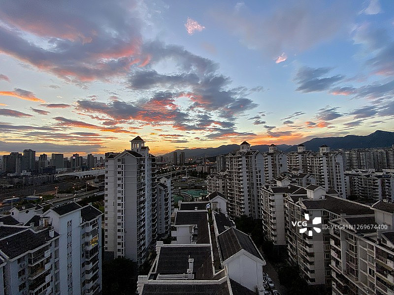 现代城市的暮光地平线图片素材