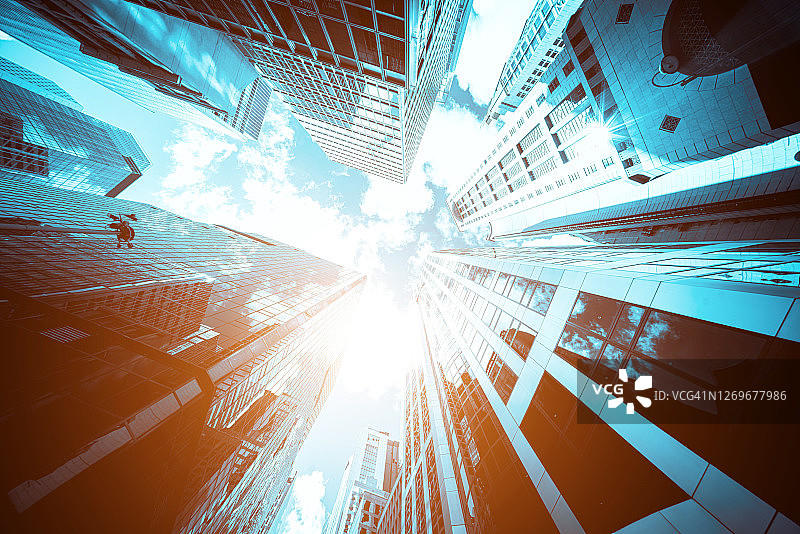 阳光下的现代办公楼特写图片素材