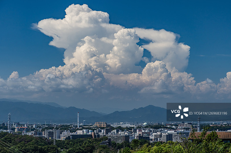 日本神奈川县居民区夏日云朵图片素材