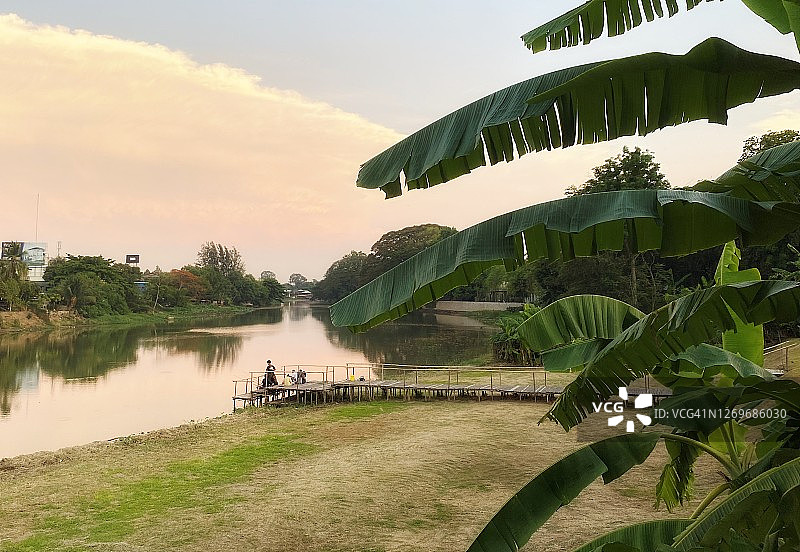 泰国人在萍河上欣赏风景图片素材