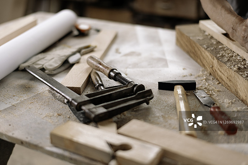木工车间内的老式木匠工具俯视图照片图片素材