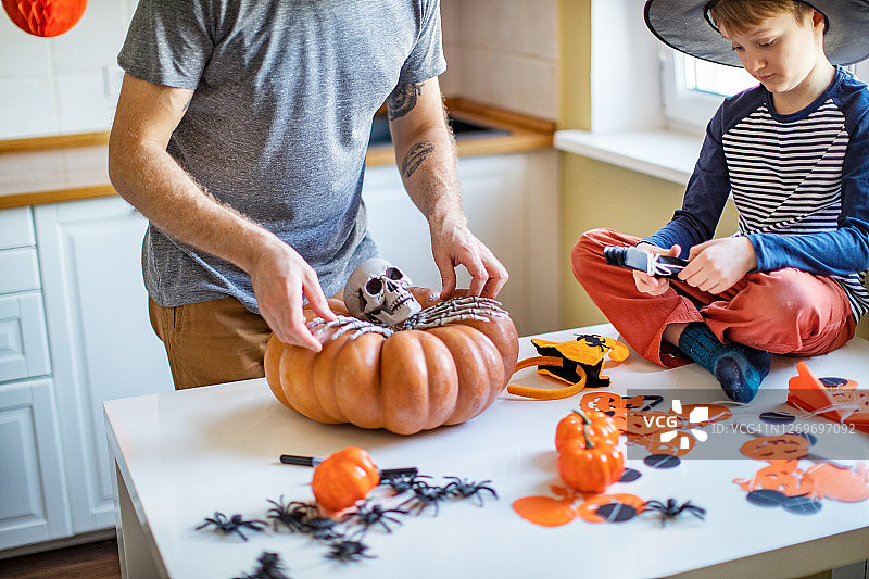 父子在家准备万圣节派对图片素材