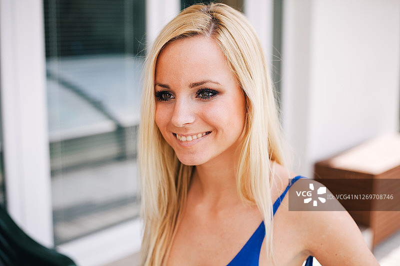 年轻金发女人的肖像照图片素材