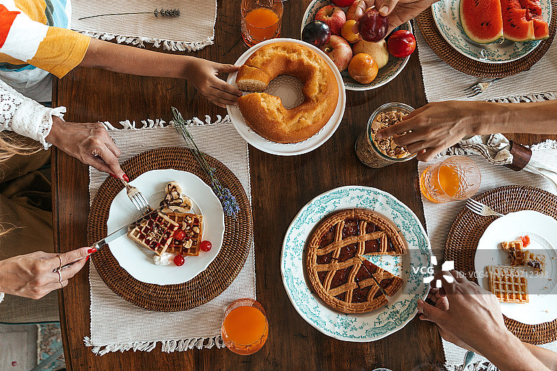 家人一起享用甜蜜的早餐图片素材