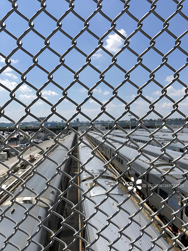 铁栅栏后的火车库图片素材