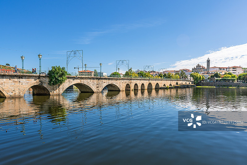 葡萄牙米兰德拉图阿河上的石桥（16世纪）图片素材