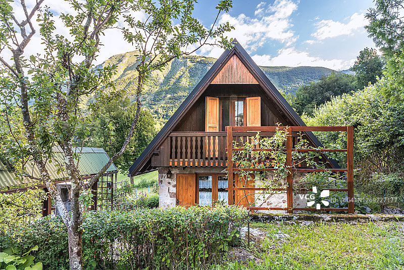 可欣赏阿尔卑斯山美景的山间小屋图片素材