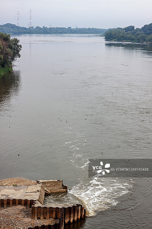 污水 Spill into the river.图片素材