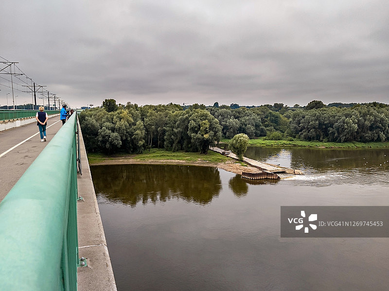 人们目睹污水直接排放入河图片素材