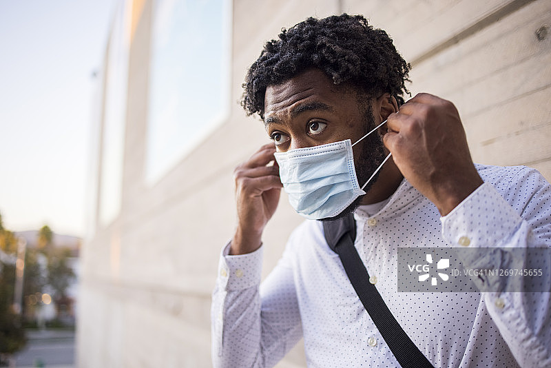 戴上面具图片素材