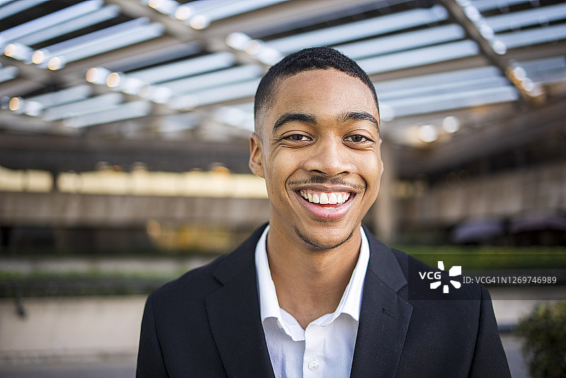 年轻黑人男子特写图片素材