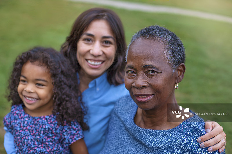 在公园里的多文化混合家庭肖像图片素材