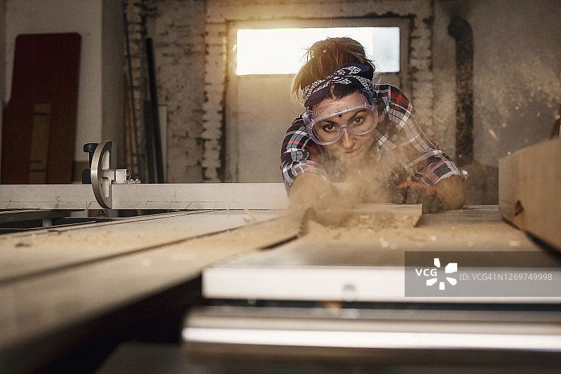 佩戴防护装备的女工匠图片素材