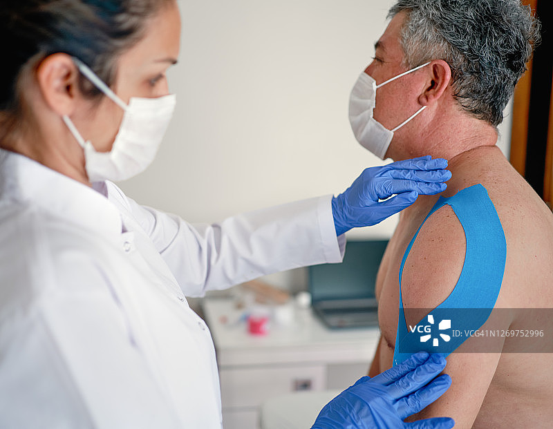 肩部贴扎的男子图片素材