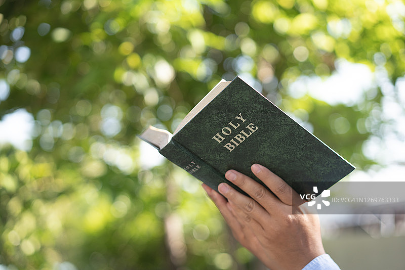 男人阅读圣经图片素材