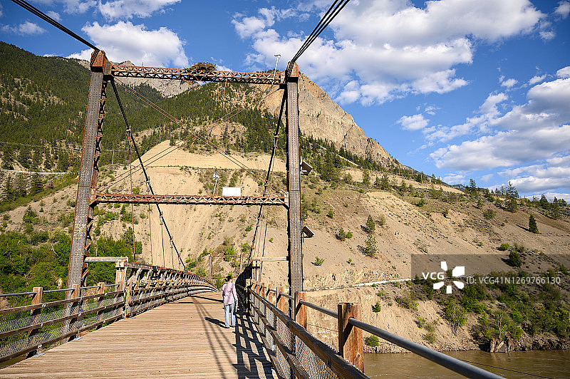 女人在弗雷泽河老桥边图片素材
