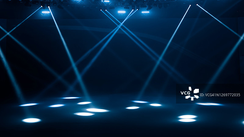 黑色抽象背景上的演唱会灯光图片素材