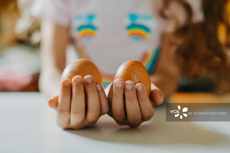 儿童双手捧鸡蛋特写图片素材