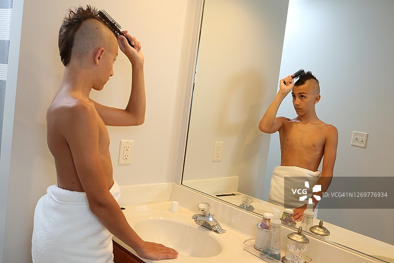 在浴室里留着莫霍克发型的男孩图片素材