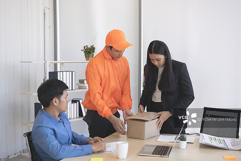 送货员在办公室卸货图片素材