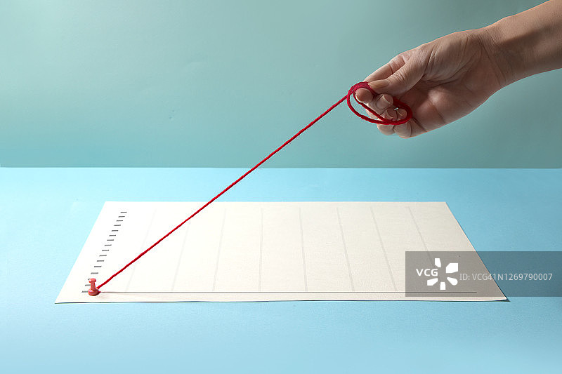 手从商业或金融增长图表中拉出红线图片素材