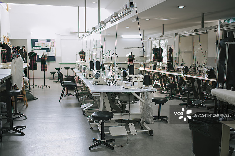 带有缝纫机的时装设计学院课堂工作坊图片素材