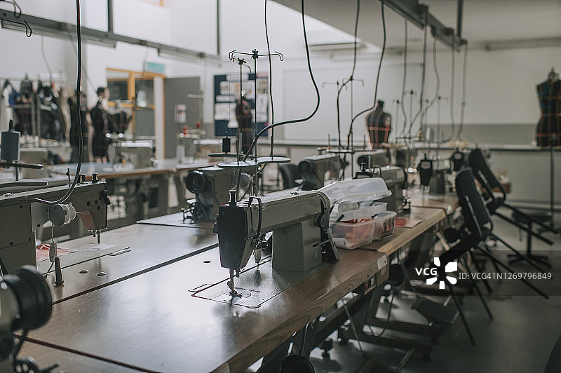 带有缝纫机的时装设计学院课堂工作坊图片素材