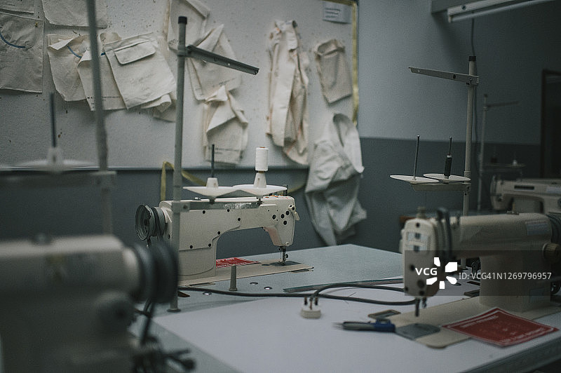 带有缝纫机的时装设计学院课堂工作坊图片素材