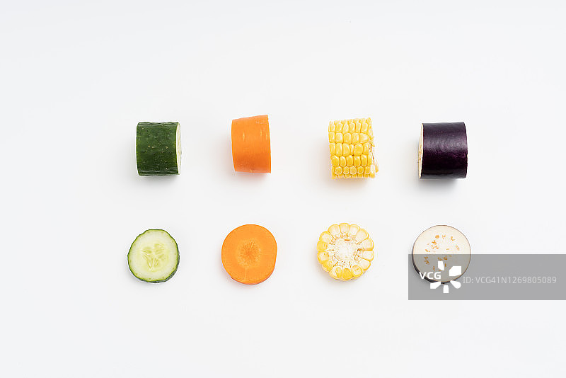 黄瓜、胡萝卜、茄子和玉米，白色背景图片素材