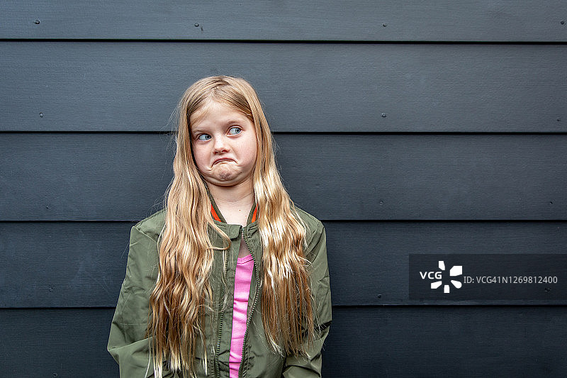 做鬼脸的年轻女孩肖像图片素材