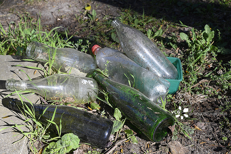 地面上废弃的瓶子，德国图片素材