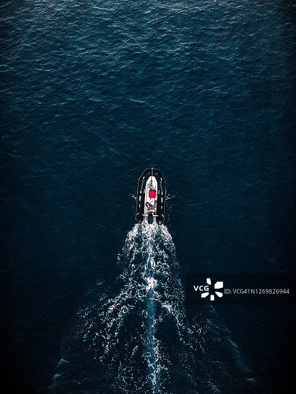 海洋中行驶的小型快艇鸟瞰图图片素材