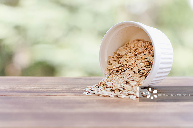 木质背景上的水果碗图片素材