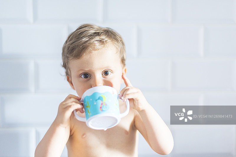 孩子在喝水图片素材