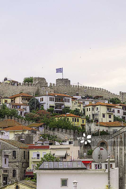 卡瓦拉的渡槽和老城区图片素材