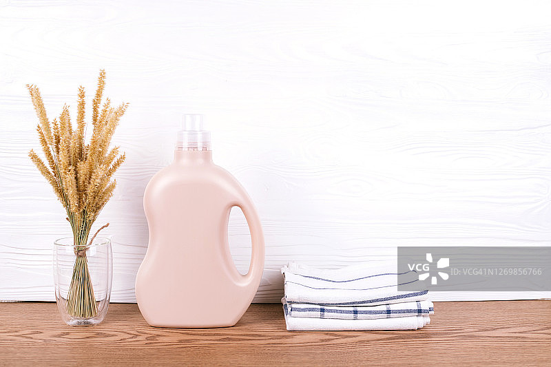 洗衣液瓶子和一堆毛巾图片素材